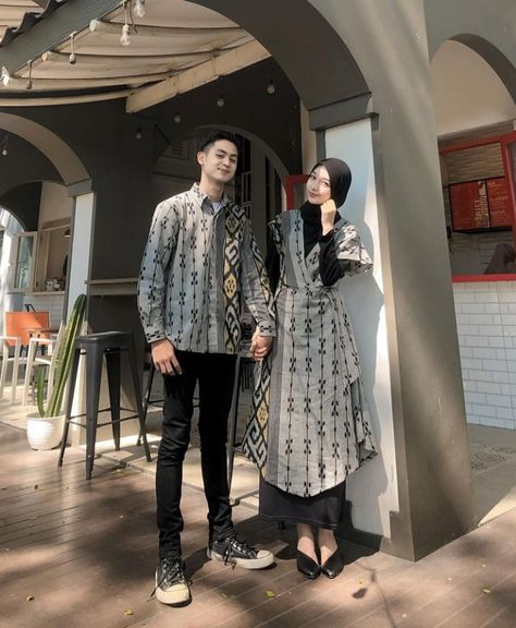 Woven Clothes, Contemporary Dress, Moslem Fashion, Kurti Sleeves Design, Couple Clothes, Office Clothes, Batik Couple, Dress Pesta, Couple Set