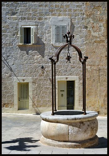 ancient well, old city of Mdina, Malta Well Fountain, Old Well, Old Castle Garden, Medieval Fountain, Medieval Walled City, Vila Medieval, Medieval Town Square, Medieval Stone Wall, Malta History