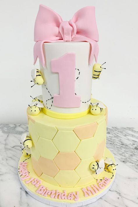 Birthday Bee Cake, Bee Themed Birthday Party, Fairy Birthday Cake, Bee Cake, Bee Cakes, Adult Birthday Cakes, Bee Day, Animal Cakes, Bee Birthday