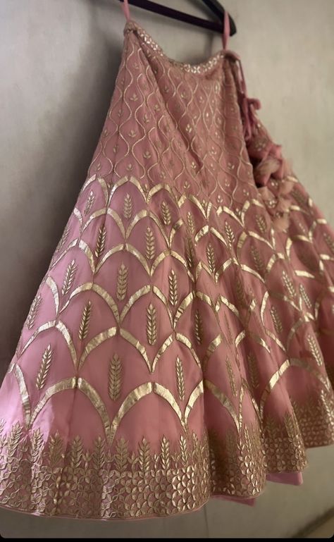 Lehenga Choli Embroidery Designs, Pink Banarasi Lehenga, Rajasthani Bride, Rajasthani Dress, Simple Frock Design, Rajputi Dress, Indian Outfits Lehenga, Lehenga Designs Simple, Lehnga Dress