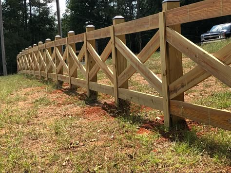 Front Yard Farm Fence, Wood Fence Entrance Driveway, Wood Farm Fence, Wood Fence With Gate, Driveway Fence Ideas Entrance, Farm Style Fence, Fence Around House, Ranch Fence Ideas, Farmhouse Fence Ideas