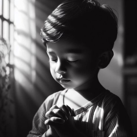 Blesses.., pray prayer! ! ! People Praying, Man Praying, Bw Photo, His Hands, Low Key, Black And White Photography, Photography Ideas, Cartoon Art, Black And White