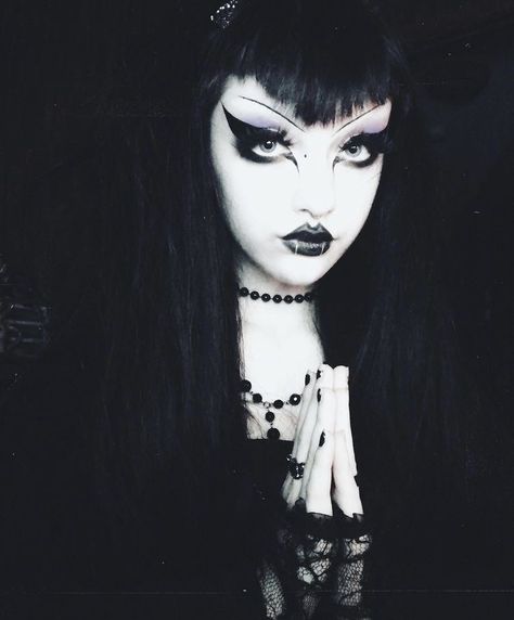 Traditional Goth Makeup, Vampire Goth Makeup, Gothic Hairstyle, Bold Hairstyles, Goth Makeup Looks, Trad Goth Makeup, Goth Eye Makeup, Embrace Your Dark Side, Goth Vampire