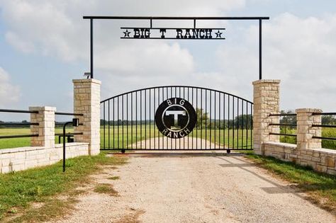 Overhead Gate Entrance, Ranch Fence Ideas Metal, Ranch Fence, Ranch Entrance Ideas, Ranch Entrance, Ranch Fencing, Farm Entrance, Ranch Gates, Landscape Curbing