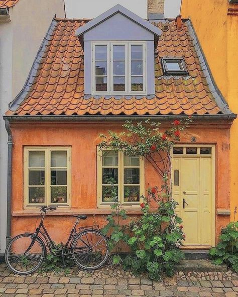 Architecture Reference Building, Colourful Houses Exterior, Dutch Cottage Exterior, Bold House Exterior Colors, Fun House Exterior, Artsy House Exterior, Artist House Exterior, Simple Building Reference Photo, Quirky House Exterior