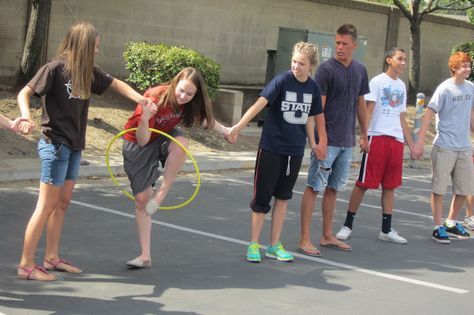 Hula hoop game.  Teenager party Hula Hoop Games, Hoop Games, Group Games For Kids, Church Games, Reunion Games, Team Building Games, Minute To Win, Family Reunion Games, Youth Games