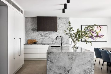 CDK Stone on Instagram: "Timeless black and white featuring our Super White dolomite for benches and splashback.⁣⁣ Build by @dconstruction.au ⁣ Design @robertparisiarchitecturedesign⁣⁣ Image by @ryanlphoto⁣⁣ ⁣⁣ #cdkstone #superwhitedolomite #superwhite #dolomite #naturalstone #naturalbeauty #naturesmasterpiece #designstyle #natural #stone #interiors #exteriors #designinspo #designinspiration #natural #interiors #stone #interiordecor #designoftheday" Super White Dolomite, Natural Interiors, Stone Kitchen, White Kitchen Design, Kitchen Benches, Super White, Australian Homes, Residential Architecture, Beautiful Kitchens