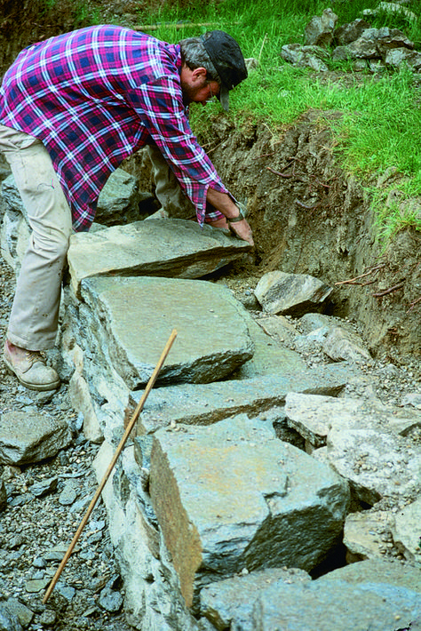 Building A Stone Wall, Retaining Wall Steps, Rock Retaining Wall, Stone Walls Garden, Dry Stack Stone, Stacked Stone Walls, Garden Wall Designs, Stone Retaining Wall, Landscaping Retaining Walls