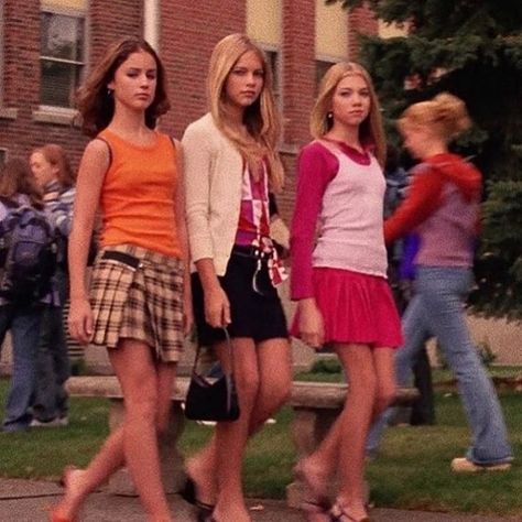 wheres my versace on Instagram: “the junior plastics #meangirls#00s#plastics#highschool” 2000s Highschool Outfits, Highschool Drama, 00s Party, 2000s Fashion Aesthetic, 2000s Preppy, 2000s Fashion Trends, Disco Fashion, Fall Fashion Skirts, 00s Fashion