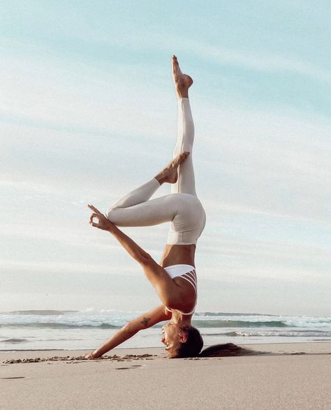 Yoga Photoshoot Ideas, Yoga Posses, Yoga Inspiration Photos, Yoga Poses Photography, Yoga Photoshoot, Beautiful Yoga Poses, Yoga Aesthetic, Yoga Inspo, Yoga Poses Advanced