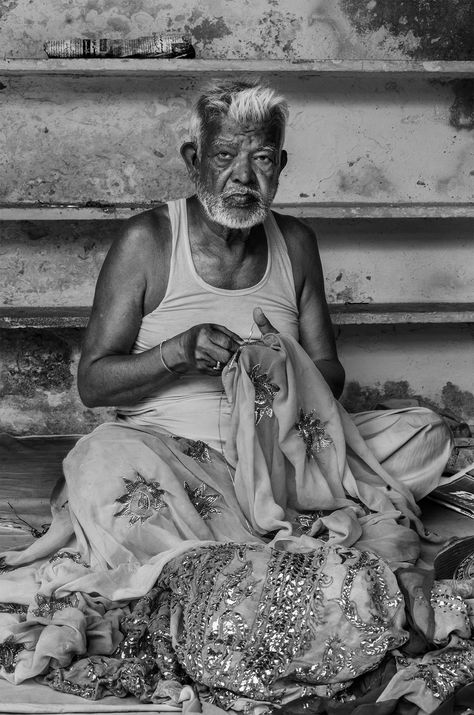 Taha Ahmad - Swan Song of the Badlas. Mukaish Badla embroidery thrived in Lucknow, India during 18th and 19th centuries. Now it survives thanks few artisans on their 65s + Tambour Embroidery, Swan Song, Photo Essay, Documentary Photography, Photojournalism, Photo Credit, Unique Art, Buddha Statue, Greek Statue