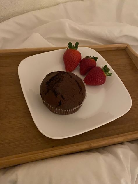 #breakfast #breakfastideas #muffins #strawberry #food #aesthetic Muffin Breakfast Aesthetic, Chocolate Muffin Aesthetic, Muffin Aesthetic, Strawberry Board, Muffins Aesthetic, Muffins Strawberry, Strawberry Food, Chocolate Muffin, Breakfast Aesthetic