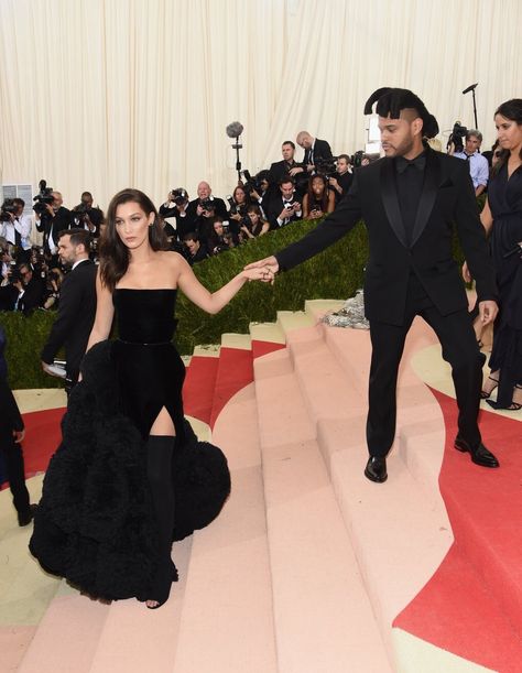 Bella Hadid and Abel Tesfaye (The Weeknd) at the 2016 MET Gala Abel And Bella, Starboy The Weeknd, Braids Ideas, Hairstyles Blonde, Met Gala Red Carpet, Girl Braids, Costume Institute, Cindy Crawford, The Weeknd