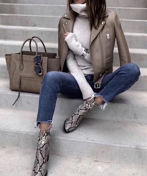 Print Boots Outfit, Taupe Leather Jacket, Snake Skin Boots, Snake Print Boots, Mode Tips, Snakeskin Boots, Mode Inspo, Sweaters And Jeans, Inspiration Mode