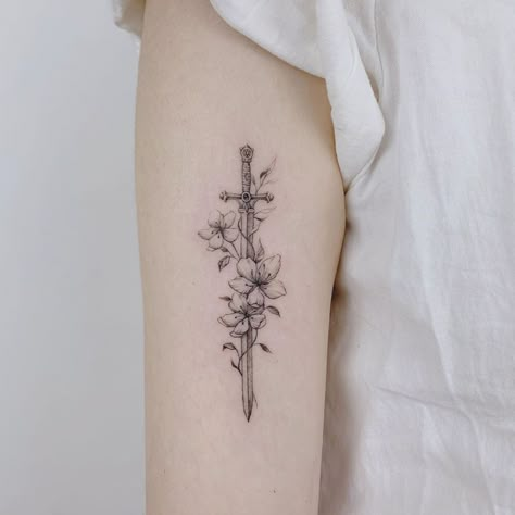 210+ Best Sword Tattoo Designs With Meanings (2023) - TattoosBoyGirl Blade Tattoo, Zelda Tattoo, Bookish Tattoos, Flower Tattoo Meanings, Muster Tattoos, Fantasy Tattoos, Body Tattoo, Dagger Tattoo, Flowers Tattoo