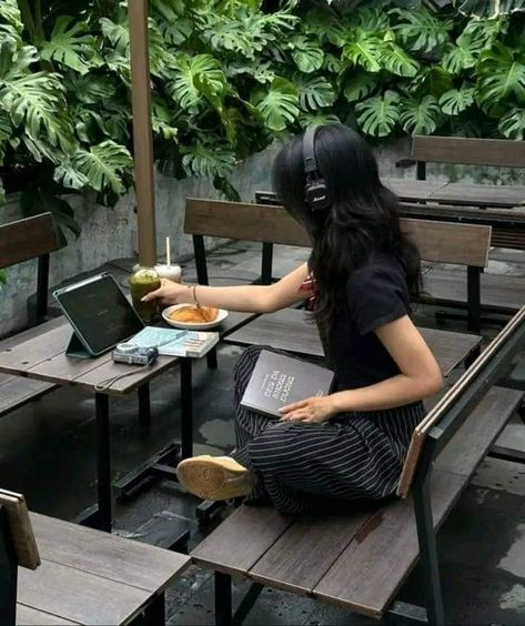 Introvert Photo Ideas, Introvert Life Aesthetic, Cafe Studying Aesthetic, Introvert Girl Aesthetic, Cafe Girl Aesthetic, Introvert Aesthetic Pictures, Introvert Aesthetic, Introvert Vibes, Vision Board Images