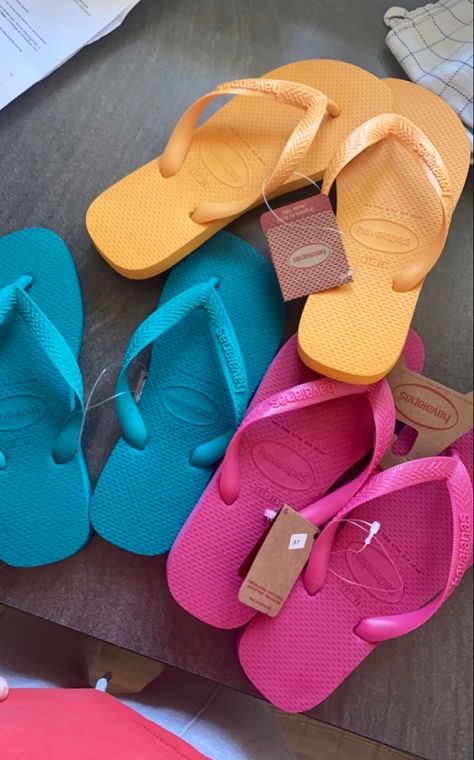 Haviana Flip Flops Outfits, Havaianas Aesthetic, Hype Shoes, Summer Inspo, Summer 24, Slipper Sandals, East Asia, Summer Accessories, Outfits Ideas