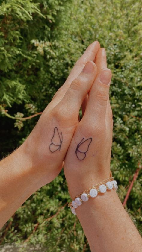 Hand Tattoos For Women Matching, Small Tattoo Ideas Best Friends, Matching Tattoos With Your Best Friend, Matching Half Tattoos, Cute Small Best Friend Tattoos, Sister Small Tattoos, Matching Tattoos For Best Friends Butterflies, Maching Tattoos Sister, Maching Tattoos Butterfly