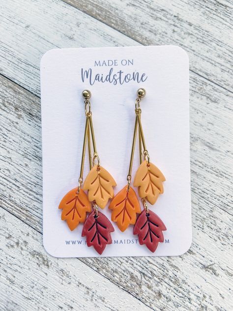 Festive fall leaf polymer clay earrings with gold plated ball posts. Leaf Polymer Clay Earrings, Vintage Jewelry Ideas, Polymer Clay Gifts, Polymer Clay Flower Jewelry, Polymer Clay Jewelry Tutorials, Handmade Clay Jewelry, Polymer Earrings, Polymer Clay Jewelry Diy, Clay Earring