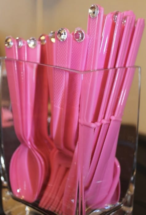 Girls Barbie Birthday Party, Pinkalicious Birthday Party, Barbie Birthday Party Ideas, Pinkalicious Party, 4de Verjaardag, Barbie Party Decorations, Barbie Theme Party, Bling Party, Spa Birthday Parties