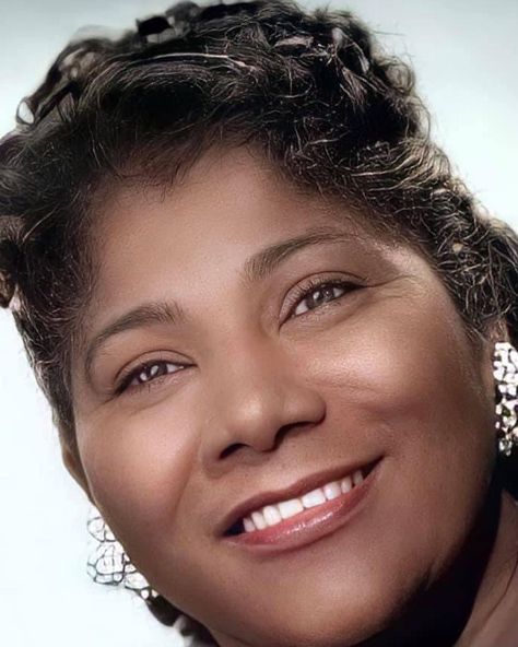 Famous Black Actors, Mahalia Jackson, African American History Facts, Black China, Black Legends, Black Actresses, Black Entertainment, Gospel Singer, Vintage Black Glamour