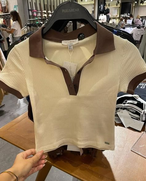 Brown Tshirt Outfit, Brown Shirt Outfit, Aesthetic Tshirts, Mode Indie, Aesthetic Tshirt, Pull And Bear, Brown Tshirt, 2021 Fashion, Swaggy Outfits