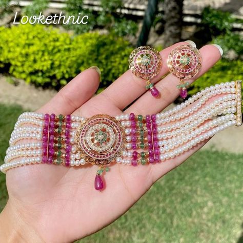 Choker necklace set with earrings ... more colours are available For more details please call us on given number 📲 9202472908 Gold Jadau Necklace, Jadau Set, Jadau Choker, 22k Gold Jewelry Necklaces, Jadau Necklace, Necklace Set With Earrings, Bridal Jewelery, Neck Pieces Jewelry, Hanging Beads