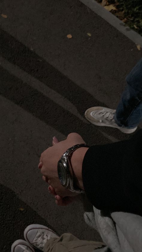 Boyfriend Holding Hands, Hand Snap, Stylish Outfits Casual, Best Friend Pictures Tumblr, Muslim Couple Photography, Dance Like This, Boyfriend Photos, Couple Things, Poses Para Fotos Sexis