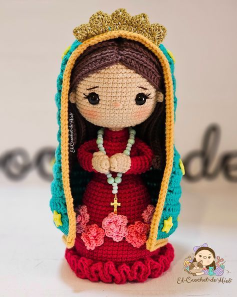 Muñequita amigurumi inspirada en la Virgen de Guadalupe. Patrón amigurumi en YouTube, tutorial gratuito. Crochet Our Lady Of Guadalupe, Our Lady Of Guadalupe Crochet Pattern, Virgin Mary Crochet Pattern, Crochet Virgin Mary, Crochet Amigurumi Ideas, Disney Crochet Patterns, Crochet Butterfly Pattern, Easy Crochet Animals, Crochet Disney