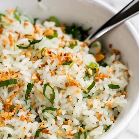 Coconut Rice with Crispy Ginger and Garlic - Cooks and Kid Ginger Rice, Rice Side, Rice Side Dishes, Chicken Base, Savory Chicken, Coconut Rice, Jasmine Rice, Rice Crispy, Chicken Flavors