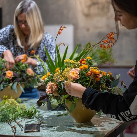 florist masterclass, design large vase displays Masterclass Design, Floral Vase Arrangements, Become A Florist, Vase Display, Flower School, Hand Tied Bouquet, Vase Arrangements, Buy Flowers, Floral Vase