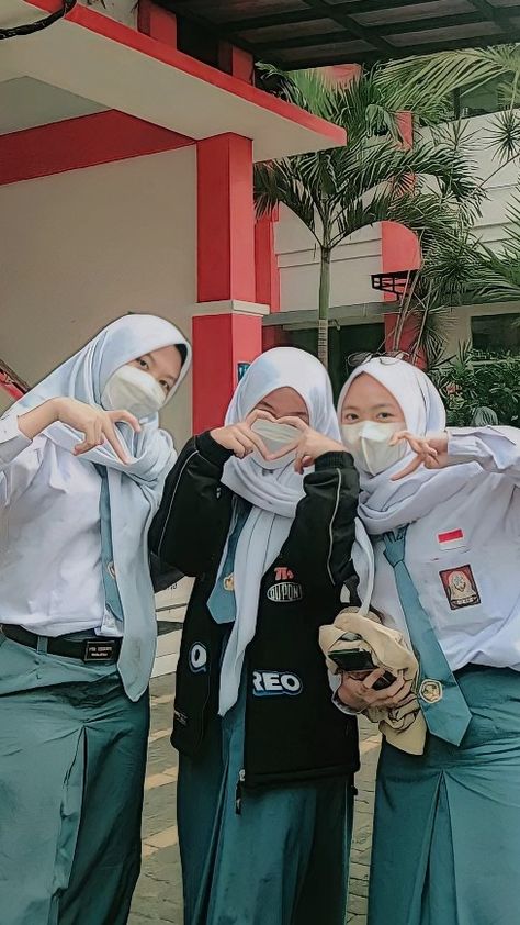 foto seragam sekolah Senior High School Uniform, High School Uniform, School Uniform Outfits, Senior High School, Modest Fits, Soul Sisters, High School Seniors, High School, Cute Outfits