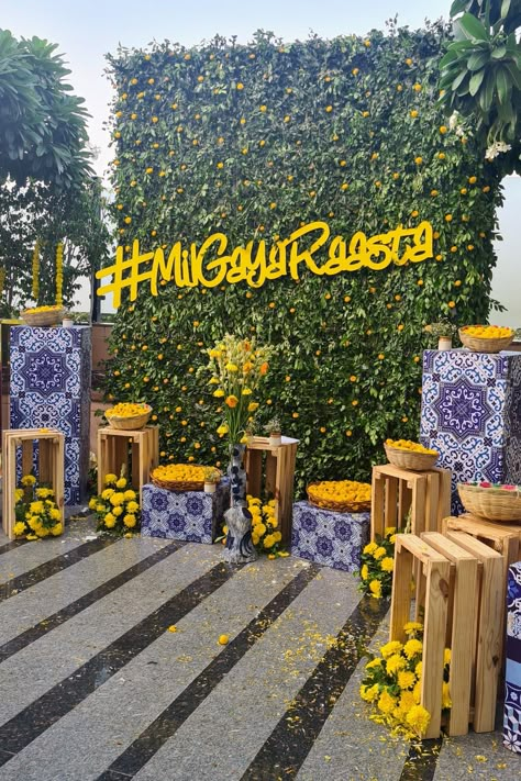 Photobooth Ideas For Haldi, Night Haldi Decoration, Haldi Photobooth Decor, Traditional Photobooth Ideas, Haldi Photobooth Ideas, Colorful Haldi Decor, Blue Pottery Haldi Decor, Blue And Yellow Haldi Decor, Hurdhee Decor