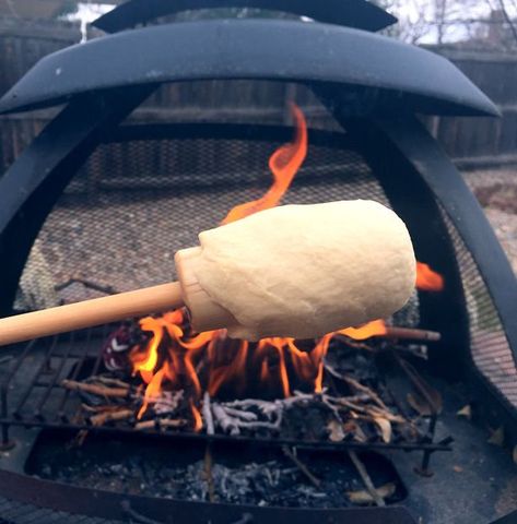 Picture of How to Make Campfire Biscuit Treats Campfire Biscuits, Campfire Pies, Sausage On A Stick, Campfire Breakfast, Angel Biscuits, Biscuit Pudding, Fruit Pie Filling, Pillsbury Biscuits, Backyard Fire Pit