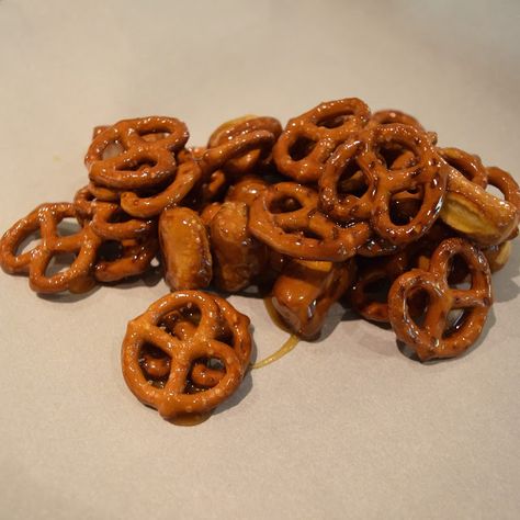 Honey Maple Glazed Pretzels Recipe Baked Pretzels, Pretzel Snacks, Kielbasa Recipes, Food Summer, Pretzels Recipe, Baking With Honey, Parchment Paper Baking, Best Sweets, Honey Buns