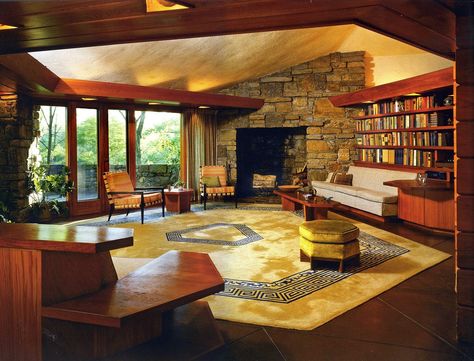 Interior of house designed by Frank Lloyd Wright in 1951 near Pleasantville, NY. Prairie Style Interior, Frank Lloyd Wright Interior, Usonian Style, Frank Lloyd Wright Architecture, 70s House, Frank Lloyd Wright Design, 70s Interior, Frank Lloyd Wright Homes, Black Dagger Brotherhood