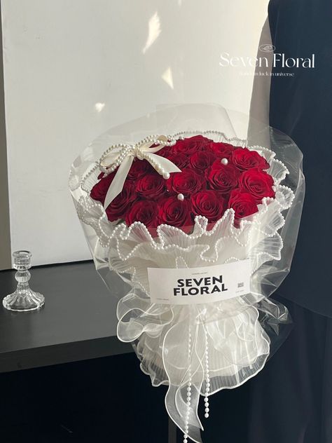 Bouquet Wrapping Ideas, Bouquet Hamper, Wrap Flowers, Diy Bouquet Wrap, Valentine Bouquet, Bouquet Wrapping, Round Bouquet, Luxury Flower Bouquets, Fancy Flowers