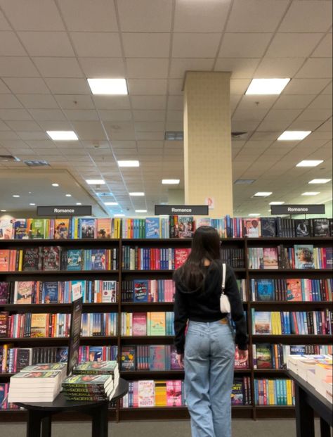 Barns And Noble Aesthetic, Barnes And Noble Aesthetic, Heather Core, Noble Aesthetic, Manifest 2024, Alphabet Dating, Hangout Ideas, Reading Girl, Book Stores