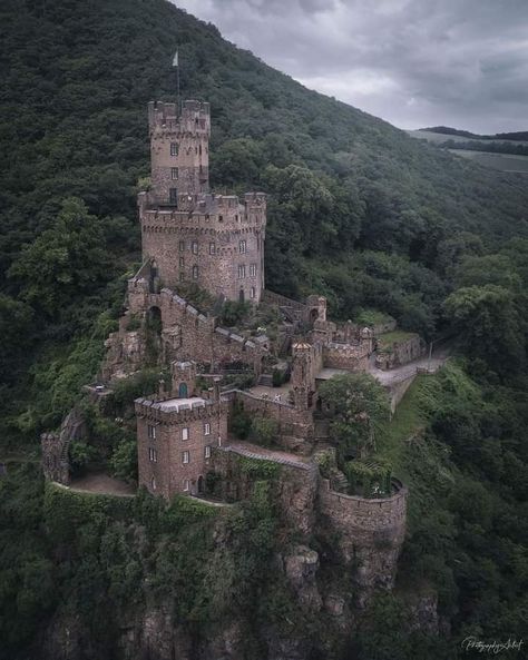 Castle Germany, Rhineland Palatinate, European Castles, Germany Castles, Old Mansions, Castle Ruins, Castle House, Chateau France, Fantasy Castle