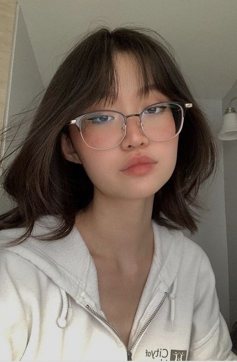 Specs For Round Face, Round Face Glasses Frames, Specs Frames Women, Frames For Round Faces, Spectacles Women, Glasses For Round Faces, Cute Glasses Frames, Classy Glasses, Glasses Inspiration