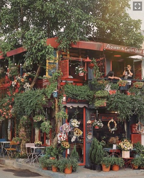 Vintage Cafe Exterior, The Coffee House Vietnam, Coffee Shop Aesthetic Exterior, Cottagecore Cafe Exterior, Vietnam Cafe Interior, Garden Shop Aesthetic, Cottagecore Coffee Shop, Exterior Coffee Shop, Aesthetic Cafe Exterior