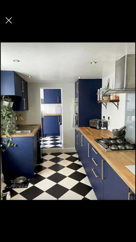 Dark Blue Cupboards, Upcycled Kitchens, Old Kitchen Remodel On A Budget, Colourful Kitchens, Old Kitchen Remodel, Diy Kitchen Makeover Ideas, Kitchen Cabinets Color Combination, Decorate Ideas, Blue Cabinet