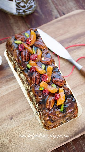 dailydelicious: Simple and super easy small size Christmas fruitcake! Christmas Fruitcake, Fruit Cake Christmas, Christmas Baking Recipes, Fruitcake Recipes, Fruit Bread, Holiday Recipes Christmas, Food Garnishes, Christmas Pudding, Cake Decorating Tips