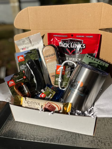 ✰ Men Outdoor Gift Box ✰ This box includes: -peppered Jack Links beef jerky -Ozvarktrail 17 oz stainless steel carabiner mug -7.6 inch pocket knife -Mediaid fishing lure keychain -first aid kit -outdoor notepad -2 carabiners -Dude wipes outdoor no scented wipes -assortment of Godiva chocolate -assortment of other gourmet chocolates *Add-on hand written note on a card and gift box with bow available. Free gift wrapping included when you purchase two or more gift boxes. Free gift message: During c Christmas Gifts For Him Husband, Men’s Birthday Box Ideas, Good Christmas Gifts For Work Party For Guys, Knife Gift Basket, Hunting Baskets For Men, Country Husband Gifts, Blue Collar Men Gift Basket, Gift Basket For Boss For Men, Country Gift Ideas For Him