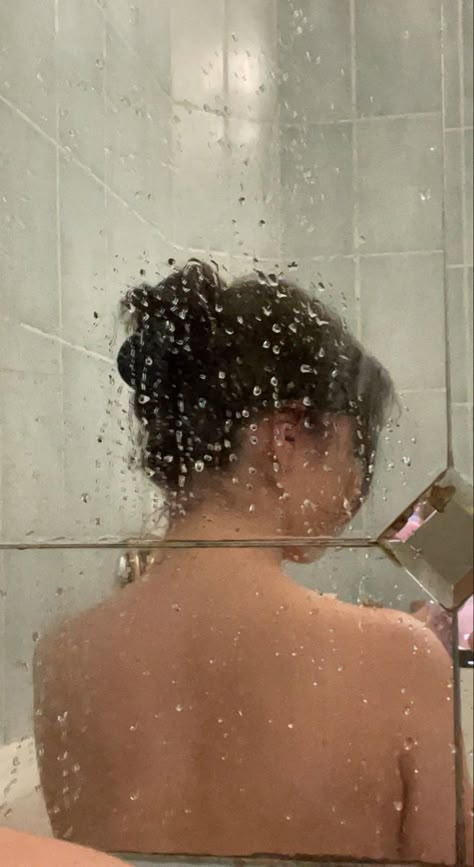 Fake Shower Photos, Fake After Shower Snaps, Shower Pic Aesthetic, Aesthetic Shower Selfies, Shower Pictures Snap, Aesthetic Shower Pictures, Bathroom Snaps, Shower Poses Bathroom, Glass Shower Photoshoot