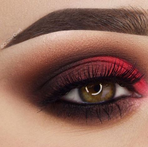 Red blended corner smokey eye makeup Prom Makeup Eyeshadow, Red And Black Eye Makeup, Red Smoky Eye, Black Goth Makeup, Red Smokey Eye, Circus Makeup, Black Smokey Eye Makeup, Pic Frame, Black Eye Makeup