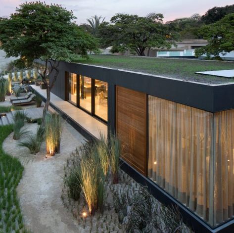 Casa modular e sustentável - conheça a SysHaus - SustentArqui Wood Frame House, Travel Photography Nature, Photovoltaic Panels, Storey Homes, Structure Architecture, Eco House, Environment Design, Story House, Green Roof