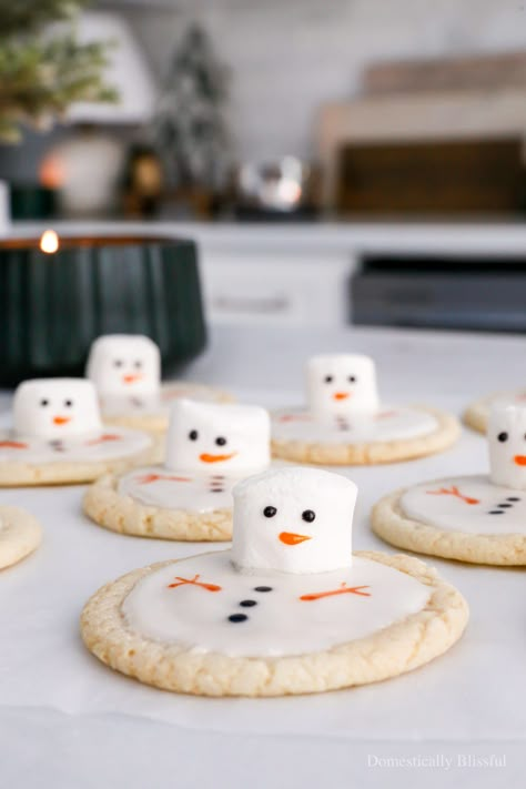 Melted Snowman Sugar Cookies - Domestically Blissful Homemade Sugar Cookies Recipe, Snowman Sugar Cookies, Snowman Cookies Recipe, Decorate Christmas Cookies, Marshmallow Cookie Recipes, Kids Winter Activities, Creative Christmas Cookies, Domestically Blissful, Xmas Cookies Recipes