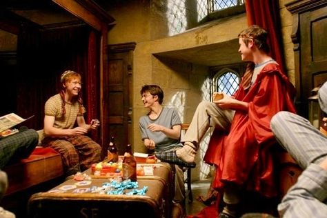 Images of Gryffindor Boys' Dormitory - Harry Potter Wiki Harry Potter Dorm, Harry Potter Fan Theories, Hogwarts Decor, The Golden Trio, Gryffindor Aesthetic, Buku Harry Potter, Images Harry Potter, Potter Facts, Hogwarts Aesthetic