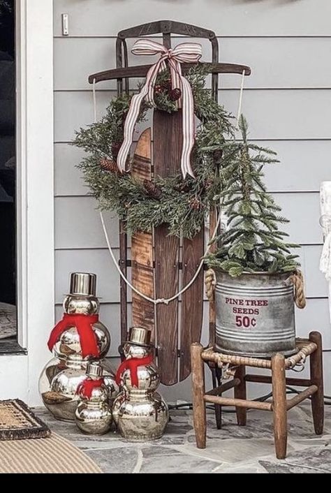 Vintage Sled Christmas Decor Porch, Xmas Sled Decoration, Front Porch Sled Decor, Decorative Sleds For Christmas, Sled Christmas Decor, Wooden Sleds Christmas Decor, Antique Sled Decor Ideas, Old Sled Christmas Decor, Old Sleds Decorated For Christmas